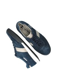 Marineblaue Wildledersneaker mit cremefarbenen Streifen, Schnürverschluss und einer strukturierten schwarzen Gummisohle. Innenmarkierungen geben die Marke und das Material an.
