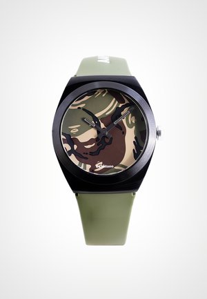 Orologio analogico con cinturino in silicone verde, cassa rotonda nera e quadrante con motivo mimetico con lancette nere che indicano le 10:10.