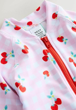 Badeanzug mit einem pinken Karo-Muster, roten Erdbeeren und grünen Blättern, mit einem leuchtend roten Reißverschluss und aus weichem, elastischem Stoff.