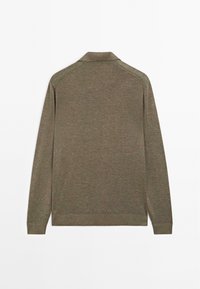 Olivově zelený rolák s dlouhým rukávem, klasickým límečkem, žebrovanými manžetami a lemem, vyrobený z texturované pleteniny, s minimálními detaily.