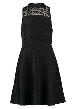 Robe noire avec une jupe évasée, tissu scintillant, design sans manches, et un panneau supérieur transparent à rayures zébrées. Texture lisse, longueur au genou.