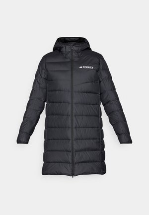 Zwarte lange pufferjack met kap, voorzien van een rits aan de voorkant, horizontale stiksels en een logo aan de linkerkant van de borst. Textuurstof.