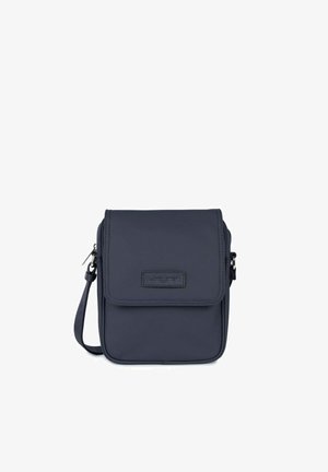 Sac bandoulière en tissu bleu marine avec une fermeture à rabat, une bandoulière réglable et une forme rectangulaire. Il présente un patch en cuir avec logo sur le devant.