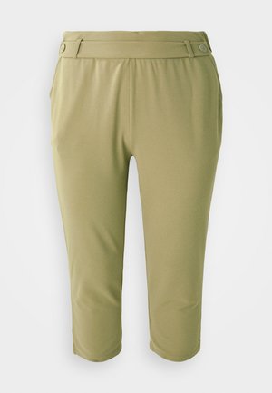 Khaki krótkie spodnie wykonane z gładkiego materiału, z płaskim pasem w przedniej części, detalami guzików oraz kieszeniami bocznymi.