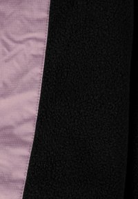 Fleece-Stoff in Schwarz mit einem glatten, hellroten Satin-Akzent. Die strukturierte und weiche Oberfläche steht im Kontrast zum eleganten Design des Satins.
