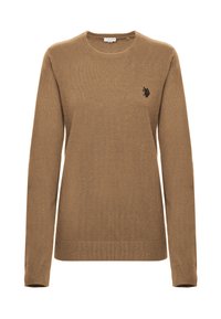 Maglione marrone lavorato a maglia con maniche lunghe, scollatura a girocollo e un piccolo logo nero sul lato sinistro del petto; texture liscia e polsini a costine.