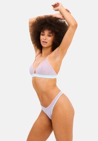 Lichtpaarse bikini-set met blauwe en roze accenten; bevat een driehoekige bralette-top en hoge broek, gemaakt van gladde stof.