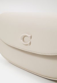 COACH MONOCHROME EMMY SADDLE BAG - Kabelka - chalk