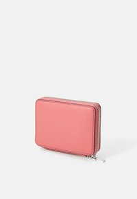 Păclă din piele texturată roz, cu o formă rectangulară, închidere cu fermoar și feronerie în ton argintiu. Suprafață netedă cu detalii vizibile de cusătură.