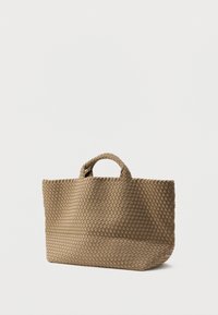 Πλεκτή τσάντα ώμου σε ανοιχτό καφέ, με υφή σχεδίου, δύο επάνω λαβές και ευρύχωρο ορθογώνιο σχήμα.