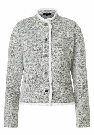 Grau-weiße Jacke mit Struktur, die einen runden Kragen, Druckknöpfe und ausgefranste Kanten aufweist. Sie hat zwei seitliche Taschen und lange Ärmel.