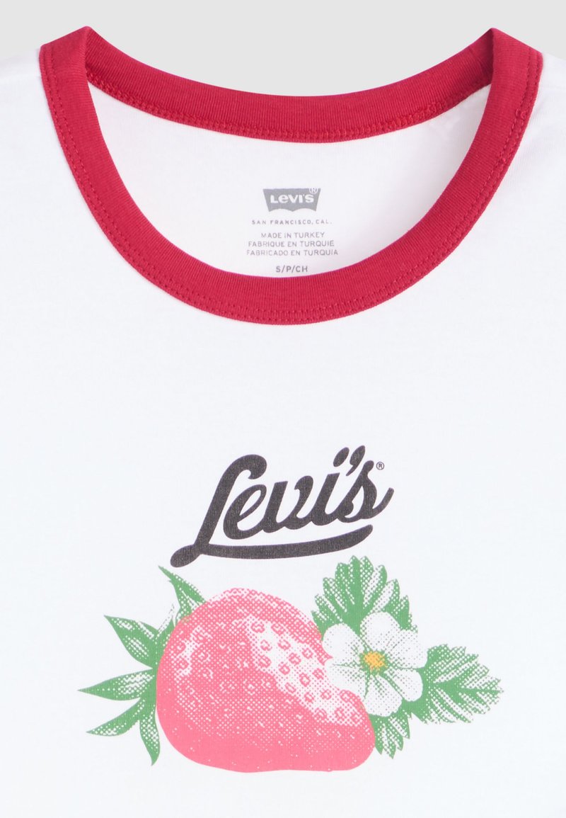 T-shirt blanc avec col côtelé rouge, présentant un graphisme de fraise rose et des feuilles vertes, accompagné du logo "Levi's" en noir.