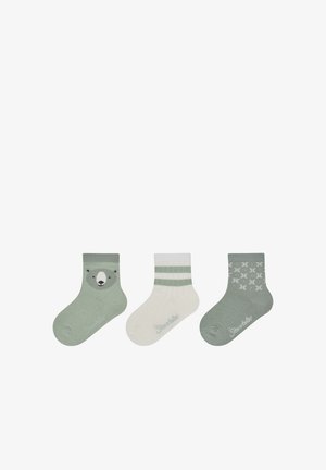 Drei Paar Socken: eines hellgrün mit Bärengesicht, eines weiß mit grünen Streifen und eines dunkelgrün mit Schmetterlingsmuster.