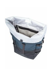 Mochila de tipo roll-top en tela azul y negra, con un interior gris, bolsillo de malla y correas ajustables para un cierre seguro.