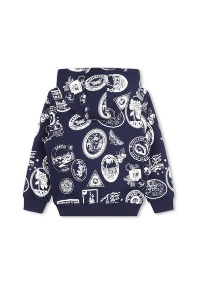 Hoodie marine avec un imprimé graphique blanc comportant divers badges et motifs circulaires et triangulaires, incluant du texte et des images. Texture douce.