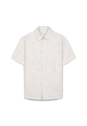 Camicia beige a maniche corte con motivi ad occhio ricamati e chiusura frontale a bottoni. Presenta un colletto classico e una vestibilità rilassata.