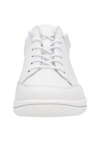 Baskets en cuir blanc avec un bout arrondi, des lacets blancs plats, et un design minimaliste avec de subtils accents de couture.