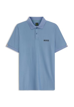 Polo a maniche corte azzurro chiaro con due bottoni, sottili righe verticali e logo "BOSS" sul petto a sinistra.