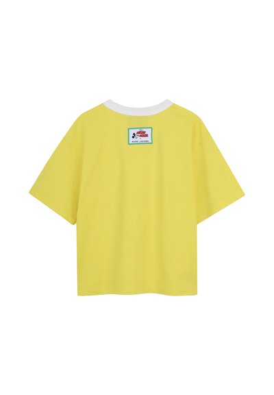 T-shirt jaune à manches courtes avec col blanc et petite étiquette rectangulaire du logo Mickey Mouse et Marc Jacobs centrée dans le dos, près de l'encolure.
