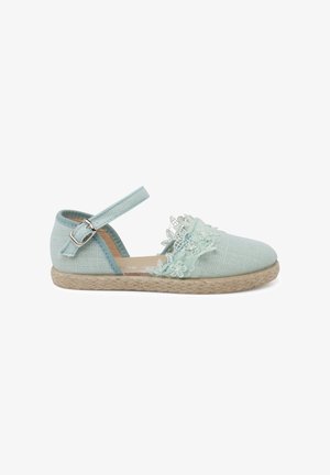 Espadrille bleu clair avec une tige en tissu texturé, accent en dentelle florale et une sangle ajustable. La semelle intermédiaire en corde de jute ajoute du détail.