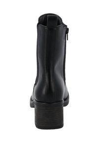 Botín negro con un exterior de cuero liso, cremallera lateral y un tacón bajo de bloque. Presenta una punta redondeada y un diseño minimalista.