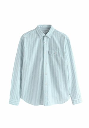 Jasnoniebieska koszula w paski z długim rękawem, kołnierzykiem na guziki, kieszenią z przodu i białymi guzikami; charakteryzuje się pionowymi teksturami i luźnym krojem.