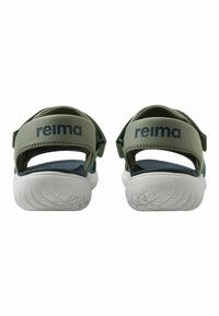 Gröna och marinblå sandaler med justerbara remmar, vita gummisulor, texturerad fotbädd och tryckt logotyp på remmen. Bakifrån.