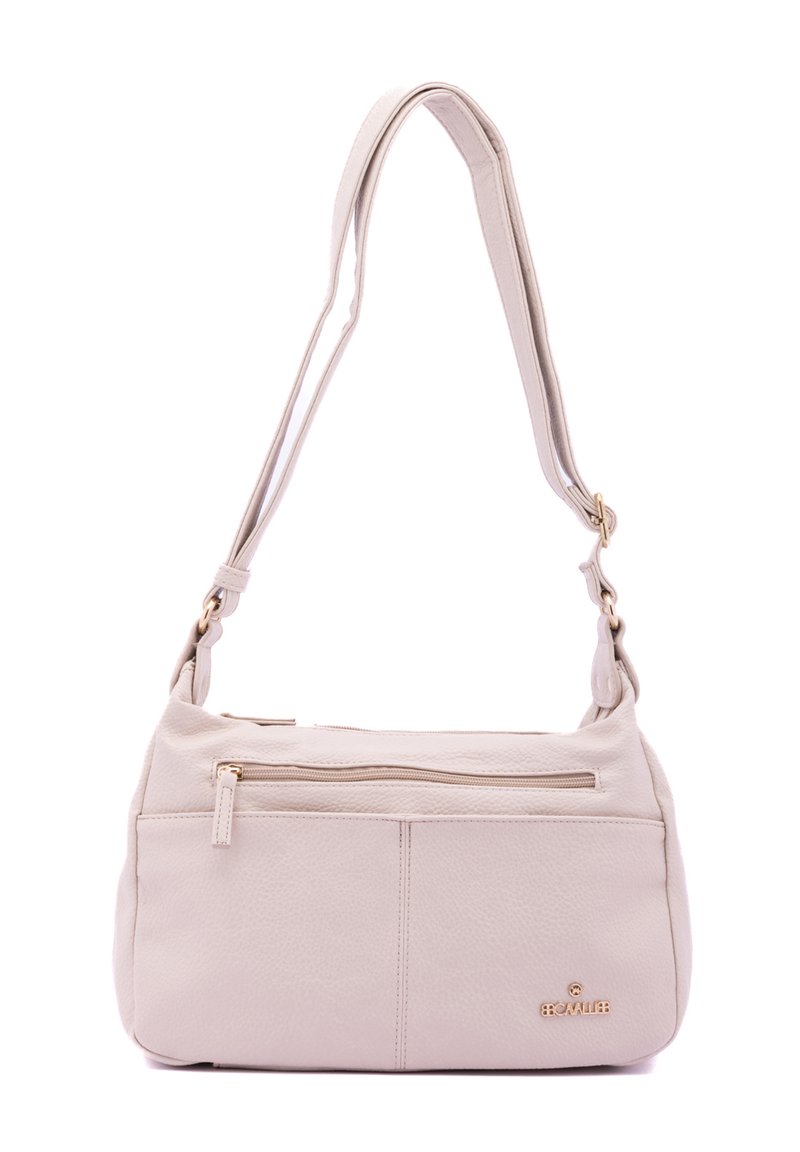 Borsa a tracolla in pelle beige con tracolla regolabile, chiusura superiore con zip, una tasca frontale e accento logo dorato di lato.