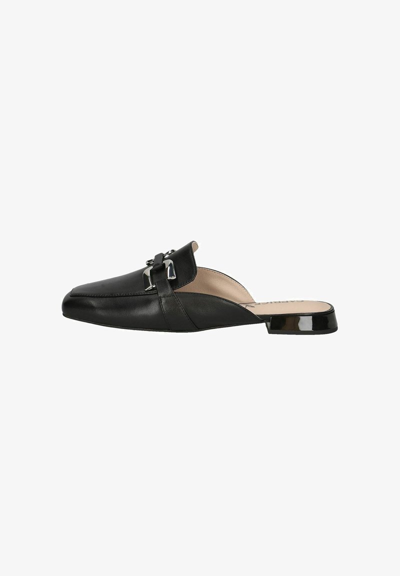 Mules en cuir noir à enfiler avec un bout pointu, dotés d'un petit talon carré et d'un détail en métal de boucle sur le dessus. Texture lisse.