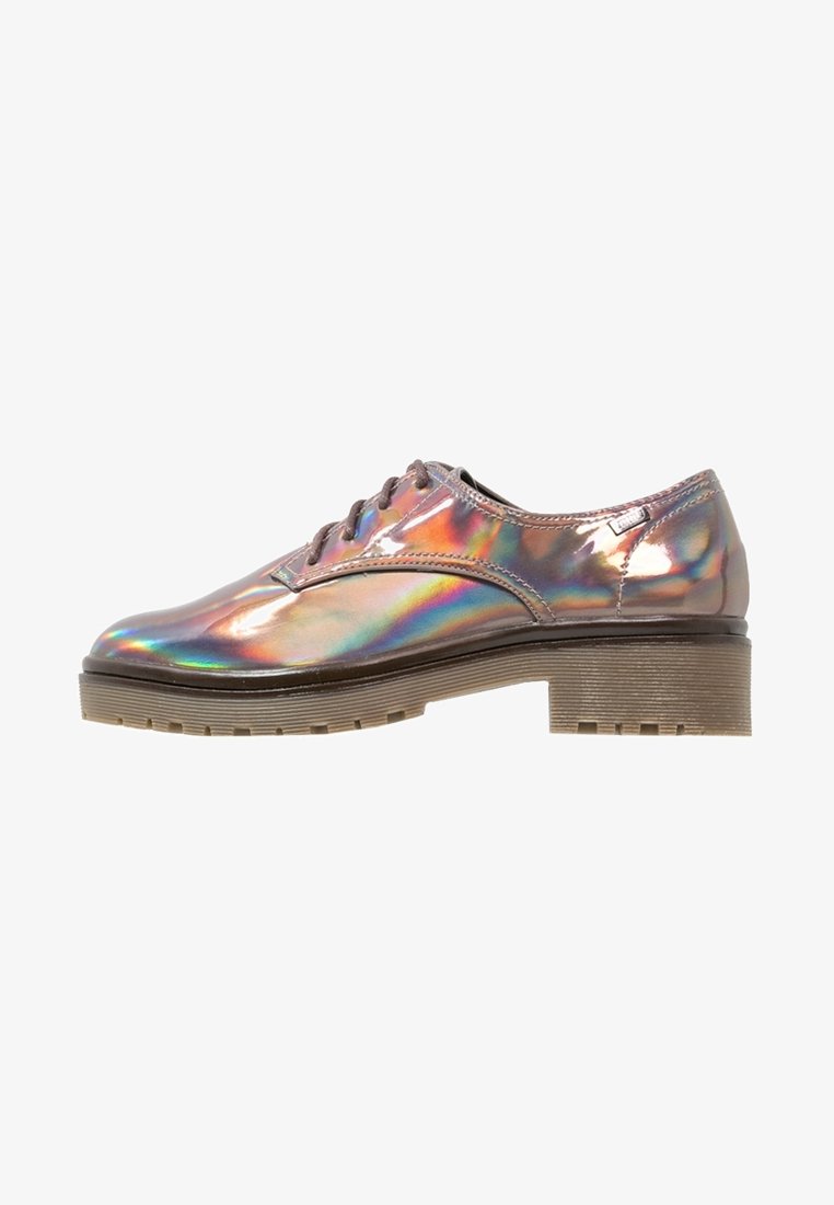 Chaussure Oxford à talon bas avec finition irisée brillante, lacets marron et semelle épaisse nervurée, vue de côté extérieur.