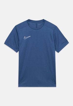 Tricou sport cu mânecă scurtă, de culoare albastră, cu un logo alb Nike Swoosh pe partea stângă a pieptului și guler rotund.