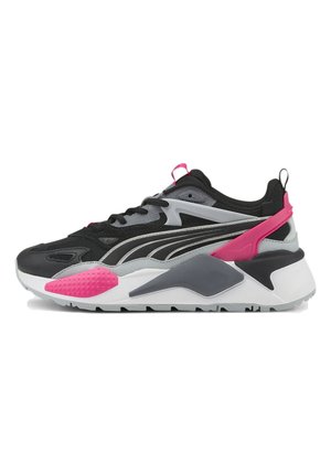 Sort, grå og pink atletiksneaker med hvid sål, mesh overdel og geometriske designelementer på siden og hælen.
