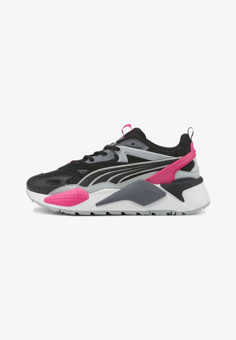 Baskets de sport noires, grises et roses avec semelle blanche, dessus en mesh et éléments de design géométriques sur le côté et le talon.