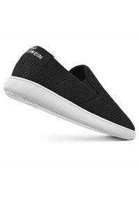 Schwarze Slipper mit einem strukturierten Mesh-Obermaterial und weißer Gummisohle, mit einem Logo auf der Rückseite. Leicht und lässig im Design.