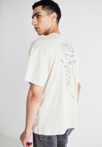 Jack & Jones JJMYSTIC TEE CREW NECK - Potiskana majica - moonbeam