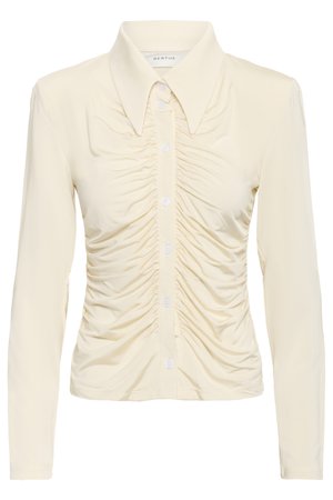 Roomkleurige blouse met lange mouwen en knoopsluiting aan de voorkant, met geplooide details langs het lijfje en een klassieke kraag.