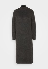Abito maglione a coste lungo di un grigio scuro, con collo alto e maniche lunghe, presentato su uno sfondo bianco semplice.