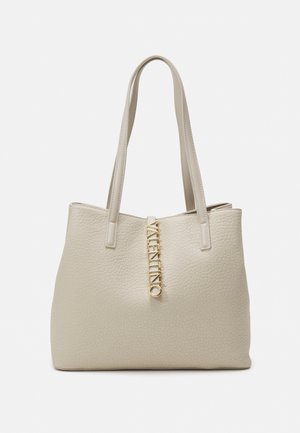 Sac besace en cuir beige texturé avec deux poignées, arborant un accent du logo doré "Valentino" au centre.