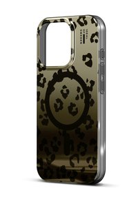 Husă pentru telefon cu finisaj lucios în culoare verde măslin, decorată cu imprimeu leopard negru și design circular al logo-ului. Formă elegantă cu butoane laterale și decupaj pentru cameră.