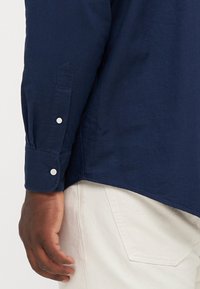 Tommy Hilfiger SOLID HERITAGE OXFORD  - Shirt - preppy navy/desert sky solid