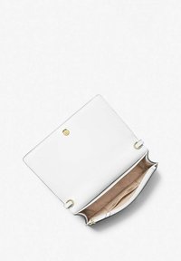 Pequeño bolso de mano de cuero blanco con cierre a presión dorado y forro interior beige con ranuras para tarjetas, abierto sobre una superficie blanca.