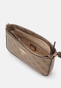 Sac à main texturé marron avec une plaque logo dorée, fermeture éclair et plusieurs compartiments intérieurs. Présente un extérieur à motifs et une doublure en tissu.