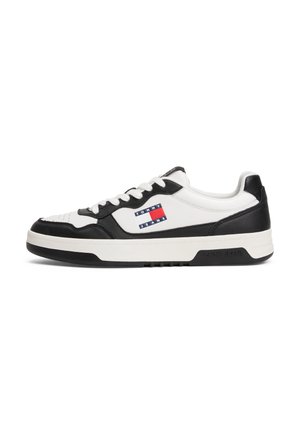 - Sneakersy niskie