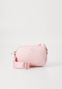 Borsa a tracolla sintetica rosa con chiusura a zip, logo del marchio sul davanti e tracolla regolabile con finitura testurizzata.