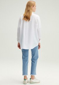 Touché Privé EMBROIDERED - Bluza s gumbima - white