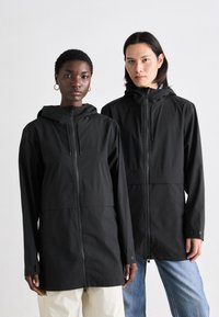Jachete negre cu glugă, cu un fermoar frontal și manșete elastice. Material moale cu o textură mată, având un design curat și modern.
