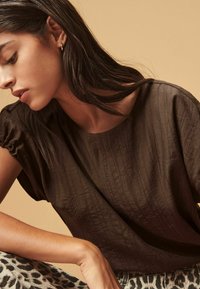 Next GATHERED SHORT SLEEVE TEXTURED BOXY  PETITE - Blus - chocolate brown