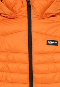 Ljusorange quiltad jacka med svart dragkedja fram och etikett "OUTDOORS Expedition" på bröstet.