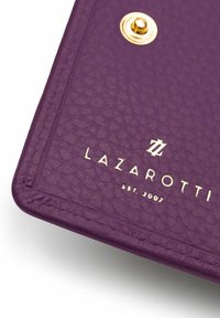 Portafoglio in pelle texturizzata viola con hardware dorato. Presenta il logo del marchio in rilievo "LAZAROTTI" e "EST. 2007" in lettering dorato.