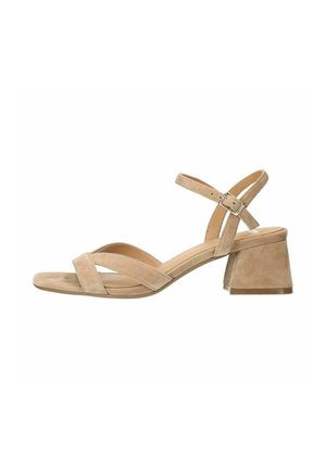 Beige Wildleder-Sandalette mit offenem Zehenbereich, Blockabsatz und verstellbarem Knöchelriemen mit Metallschnalle, Seitenansicht.